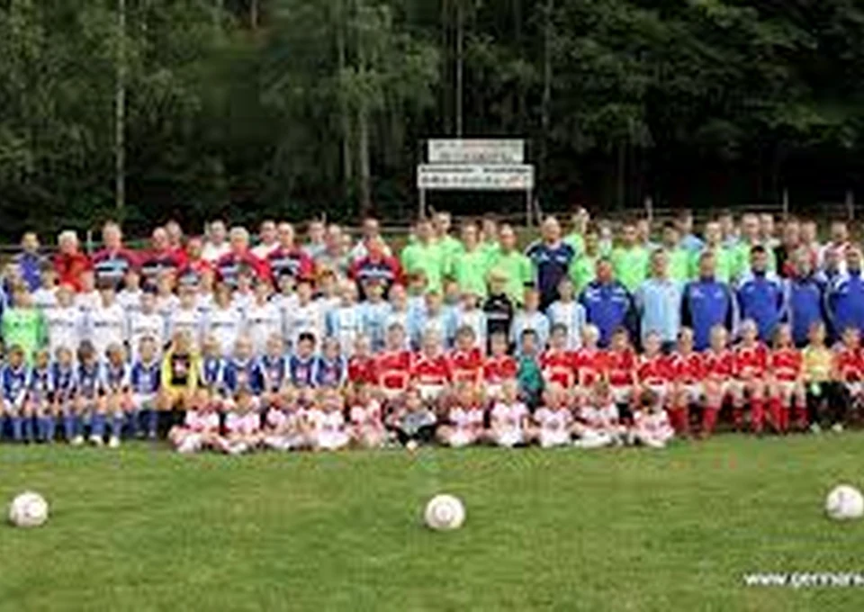Fußballerinnen und Fußballer des SV Germania Gernrode auf dem Sportplatz