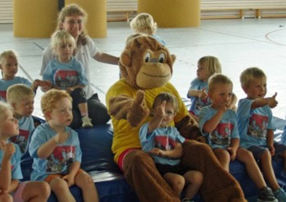 Kinder der Sportzwerge Gernrode mit Vereinsmaskottchen